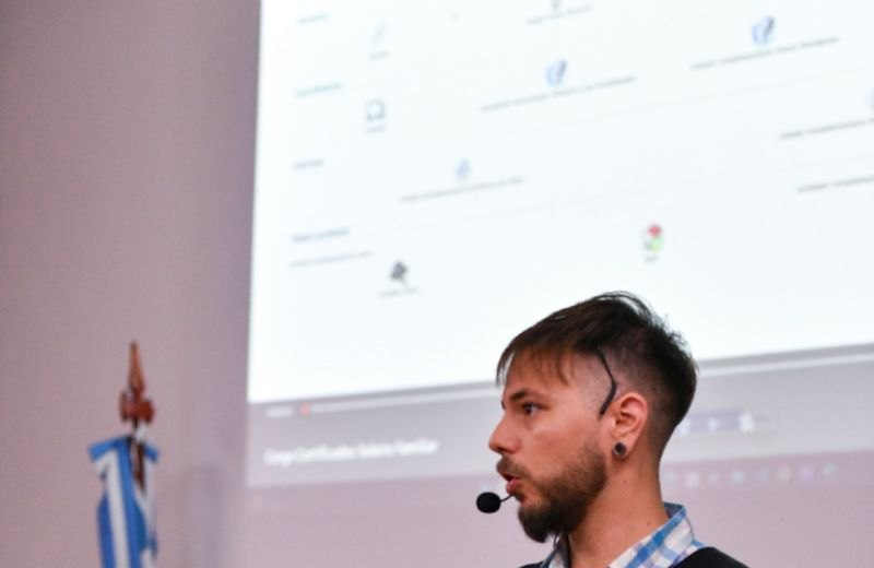 Santiago Carrattini presentando el sistema en el salón de actos del Consejo General de Educación, con la aplicación proyectada detrás